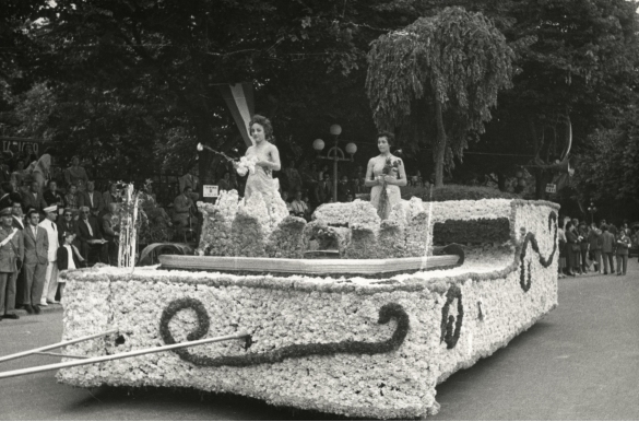 1956 Corso dei Fiori - Collezione Biblioteca Comunale G.D. Romagnosi: Giugno 1956 - Carro fiorito durante la sfilata