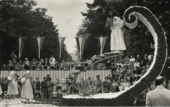 1956 Corso dei Fiori - Collezione Biblioteca Comunale G.D. Romagnosi: Giugno 1956 - Il palco con gli ospite e le autorità, 