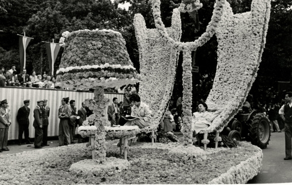 1956 Corso dei Fiori - Collezione Biblioteca Comunale G.D. Romagnosi: Giugno 1956 - Particolare di un carro fiorito