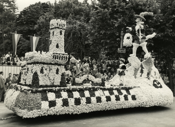 1956 Corso dei Fiori - Collezione Biblioteca Comunale G.D. Romagnosi: Giugno 1956 - n. 20 'Il gatto dagli stivali', carro medio di Dante Bertoli, progetto di Mario Berioli