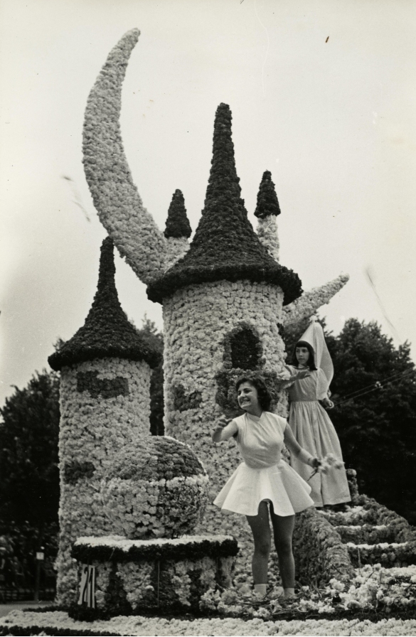 1956 Corso dei Fiori - Collezione Biblioteca Comunale G.D. Romagnosi: Giugno 1956 - n. 21 'Fiabe e balocchi', carro medio di Luigi Bottarelli e Mario Stoppelli