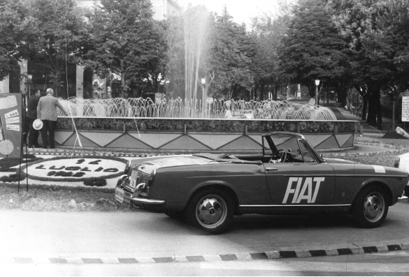 Gara Automobilistica - Collezione BIblioteca G.D.Romagnosi: 1961, Ponte automobilistico Napoli-Milano organizzato dai giornali 'Il mattino' e 'Corriere di Napoli', sullo sfondo la vecchia fontana