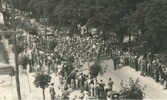 1950 Giro d'Italia 33 edizione - Collezione Biblioteca comunale G.D. Romagnosi: 25 Maggio 1950 - I ciclisti pronti per la partenza della seconda tappa Salsomaggiore Terme - Firenze