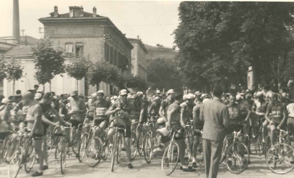 1950 Giro d'Italia 33 edizione - Collezione biblioteca comunale G.D. Romagnosi: 25 Maggio 1950 - I ciclisti pronti per la partenza della seconda tappa Salsomaggiore Terme - Firenze