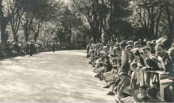 1950  Giro d'Italia 33 edizione - Collezione Biblioteca comunale G.D Romagnosi: 24 Maggio 1950 - La folla gremisce il parco comunale dove è stato fissato il tragiardo di tappa