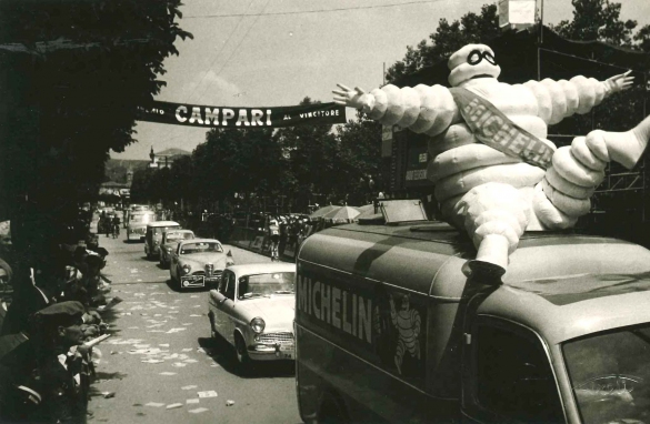 1959 Giro d'Italia - Collezione Biblioteca comunale G.D Romagnosi: 17 Maggio 1959 - La carovana che accompagna il Giro d'Italia arriva alla seconda tappa ed entra in città