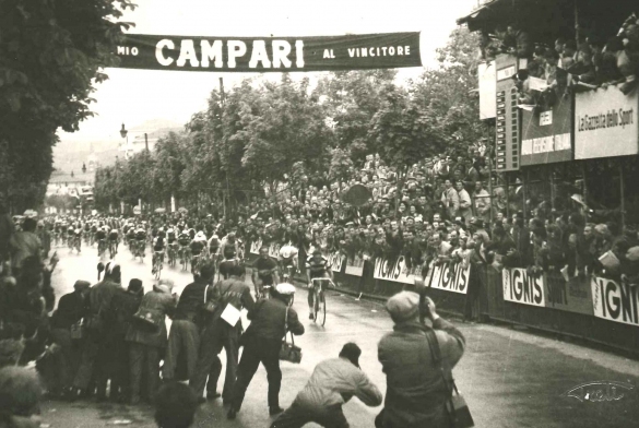 1959 Giro d'Italia - Collezione Biblioteca comunale G.D. romagnosi: 17 Maggio 1959 - L'arrivo in gruppo della prima tappa Milano- Salsomaggiore vinta da Van Looy