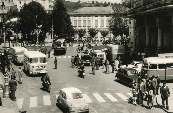 1959 Giro d'Italia - Collezione Biblioteca comunale G.D Romagnosi: 18 Maggio 1959 - Il giro in partenza per la tappa successiva Salsomaggiore - Abetone