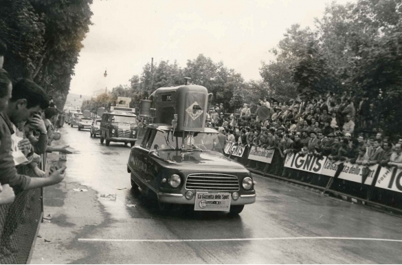 1959 Giro d'Italia, 42 edizione - Collezione Biblioteca G.D Romagnosi: 17 maggio 1959 - La carovana che accompagna il Giro d'Italia arriva alla seconda tappa ed entra in città
