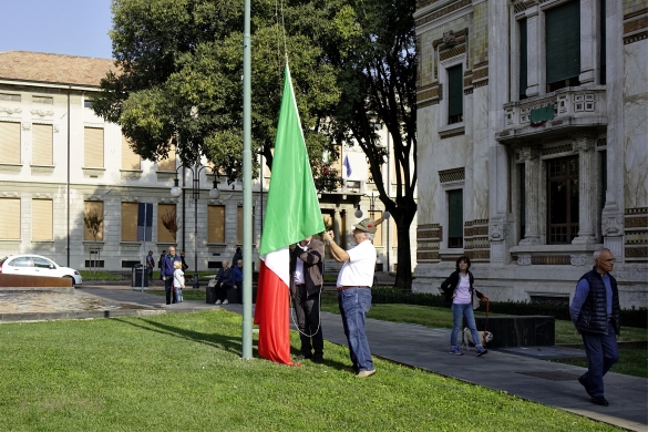 Raduno Alpini: Alzabandiera in piazza Berzieri