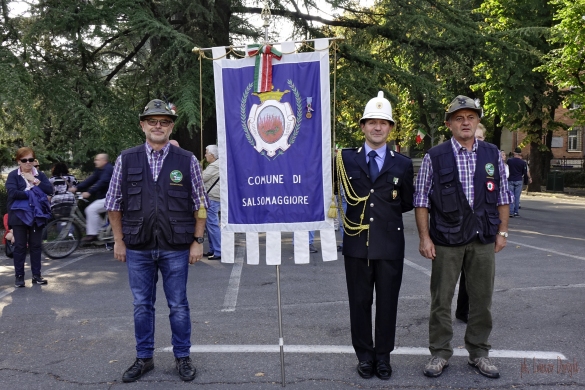 Raduno Alpini: Autorità locali con lo stendardo comunale
