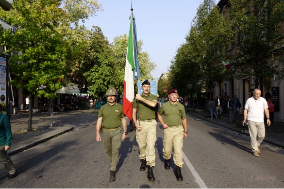 Raduno Alpini: I Paracadutisti della Folgore e i Rangers Alpini con la Bandiera dell'UNUCI