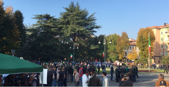 Raduno Alpini a Salsomaggiore Terme: Ammassamento in piazzale stazione