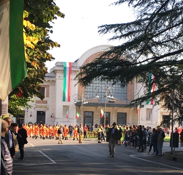 Raduno Alpini a Salsomaggiore Terme: Ammassamento in piazzale stazione