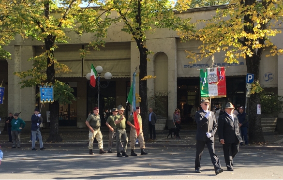 Raduno Alpini a Salsomaggiore Terme: Sfilata in piazza del Popolo