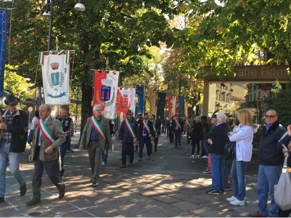 Raduno Alpini a Salsomaggiore Terme: Sindaci in rappresentanza delle proprie città sfilano nel corteo
