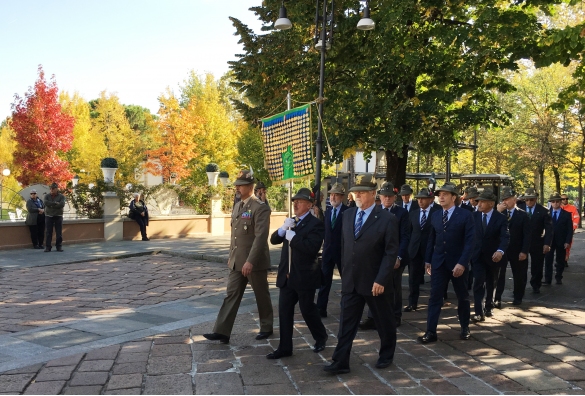 Raduno Alpini a Salsomaggiore Terme: Le autorità con il Labaro Nazionale A.N.A  ornato di 209 medaglie d'oro al valore militare meritate dagli alpini.