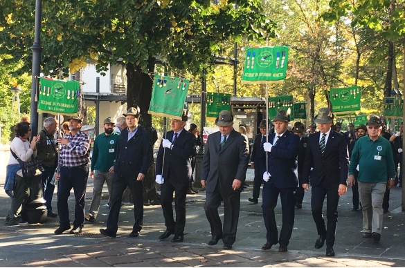 Raduno Alpini a Salsomaggiore Terme: Delgazioni ANA sfilano con i prorpi gonfaloni.