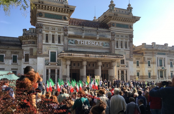 Raduno Alpini a Salsomaggiore Terme: Piazza Berzieri gremita  di folla e alpii