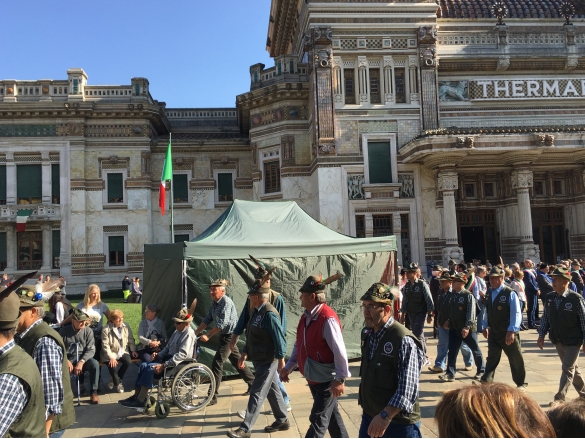 Raduno Alpini a Salsomaggiore Terme: Delegazioni ANA in piazza Berzieri