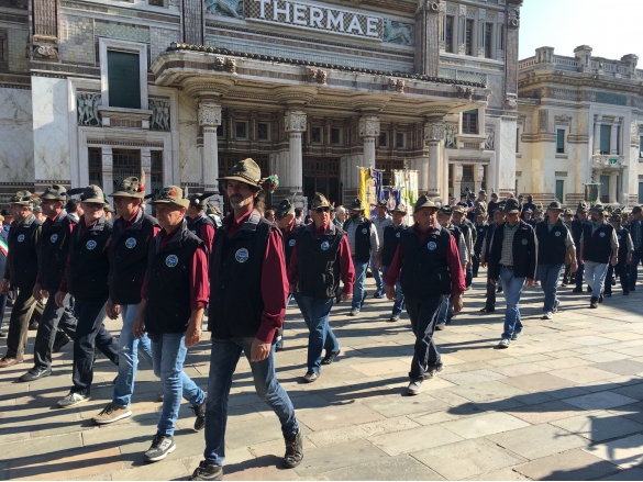 Raduno Alpini a Salsomaggiore Terme: Delegazioni ANA sfilano in piazza Berzieri
