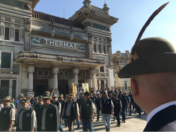 Raduno Alpini a Salsomaggiore Terme: Delegazioni ANA sfilano in piazza Berzieri