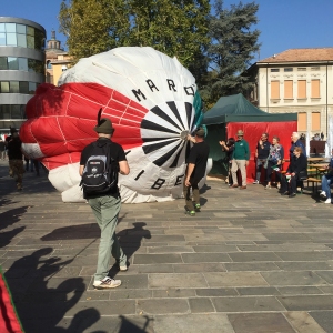 Raduno Alpini a Salsomaggiore Terme: Gli alpini della Folgore in una esibizione con il paracadute ticolore