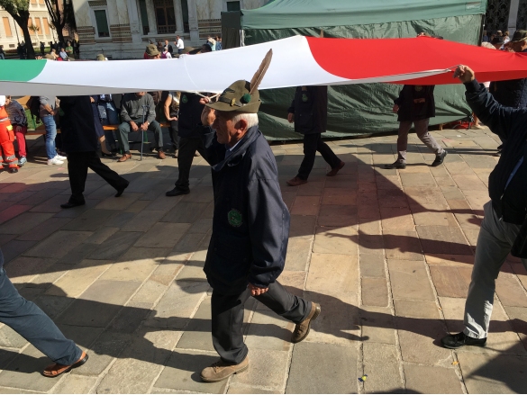 Slilata degli alpini con il Ticolore: 