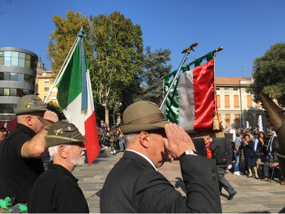 Il saluto alle bandiere decorate di onoreficienze: 