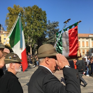 Il saluto alle bandiere decorate di onoreficienze