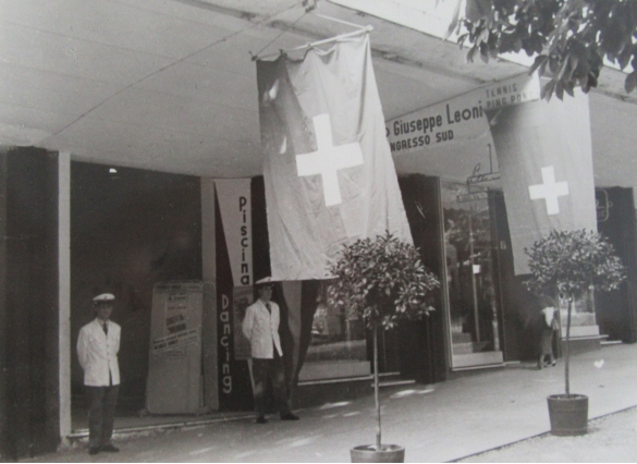 Piscina Parco Leoni - Ingresso: 1959 - Ingresso sud della piscina, in occasione della festa svizzera