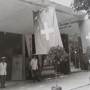 Piscina Parco Leoni - Ingresso: 1959 - Ingresso sud della piscina, in occasione della festa svizzera