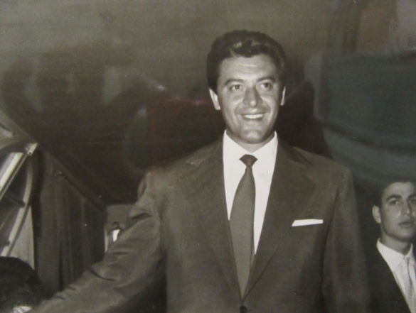Teatro Nuovo Salsomaggiore Terme: Anni '60 del Novecento - Il cantante Achille Togliani al Teatro Nuovo di Salsomaggiore
