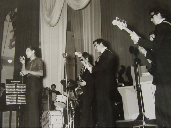 Teatro Nuovo Salsomaggiore Terme: Anni ' 60 del Novecento - Il cantante Adriano Celentano su palco del Teatro Nuovo di Salsomaggiore 