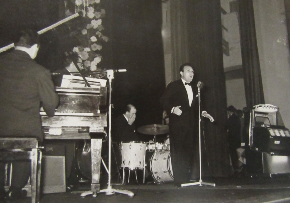 Teatro Nuovo  Salsomaggiore Terme: Anni '60 del Novecento - Il cantante Claudio Villa sul palco del Teatro Nuovo di Salsomaggiore