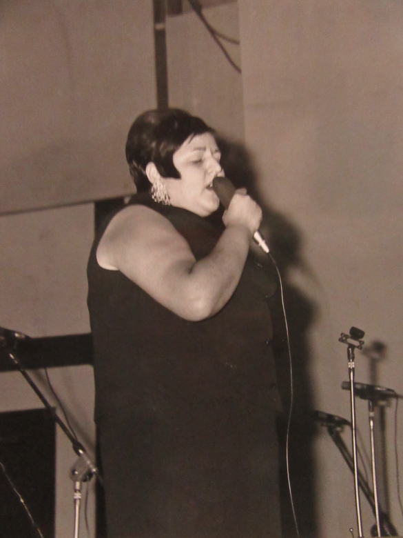 Teatro Nuovo Salsomaggiore Terme: Anni '60 del Novecento - La  cantante Luciana Turina si esibisce al Teatro Nuovo 