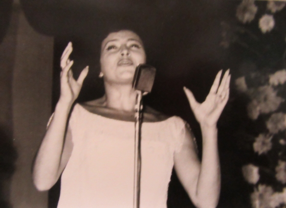 Teatro Nuovo Salsomaggiore Terme: Anni '60 del Novecento - La cantante Nilla Pizzi si esibisce sul palco del Teatro Nuovo di Salsomaggiore