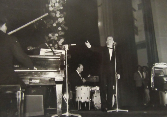 Teatro Nuovo Salsomaggiore Terme: Anni '60 del Novecento - Il cantante Johnny Dorelli si esibisce al Teatro Nuovo di Salsomaggiore