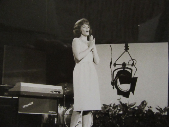 Teatro Nuovo Salsomaggiore Terme: Anni '60 del Novecento - La cantante Iva Zanicchi si esibisce sul palco del Teatro Nuovo 