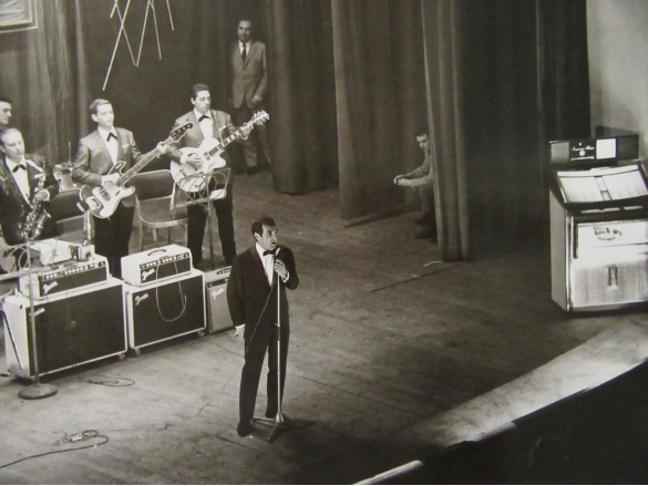 Teatro Nuovo Salsomaggiore Terme: Anni '60 del Novecento - Il cantante francese Charles Aznavour al Festival Europeo del Juke-Box