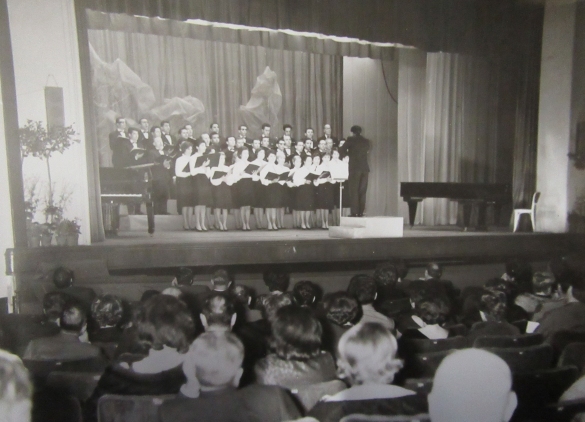 Teatro Nuovo Salsomaggiore Terme: Anni '60 del Novecento - La corale di Parma sul palco del Teatro Nuovo 