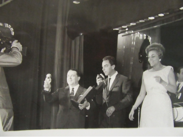 Teatro Nuovo Salsomaggiore Terme: Anni '60 del Novecento - Il tenore Ferruccio Tagliavini con Daniele Piombi ul palco del Teatro Nuovo 