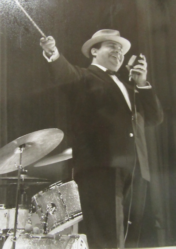 Teatro Nuovo Salsomaggiore Terme: Anni '60 del Novecento - Il cantante Aurelio Fierro in uno spettacolo al Teatro Nuovo 