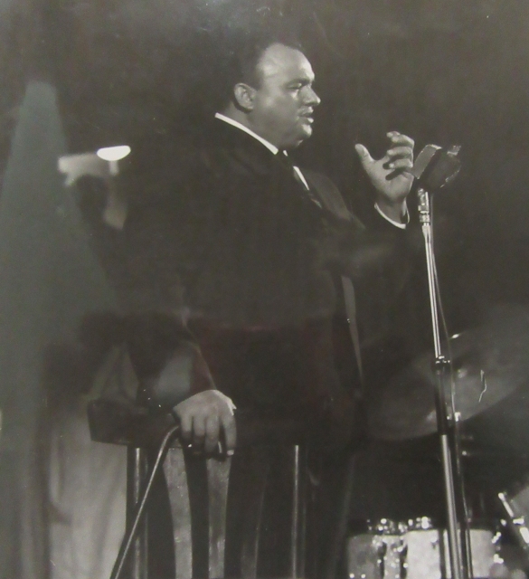 Teatro Nuovo Salsomaggiore Terme: 21 settembre 1961 -Il cantante Luciano Tajoli sul palco del Teatro Nuovo durante lo spettacolo Juke Box