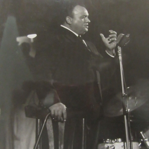 Teatro Nuovo Salsomaggiore Terme: 21 settembre 1961 -Il cantante Luciano Tajoli sul palco del Teatro Nuovo durante lo spettacolo Juke Box