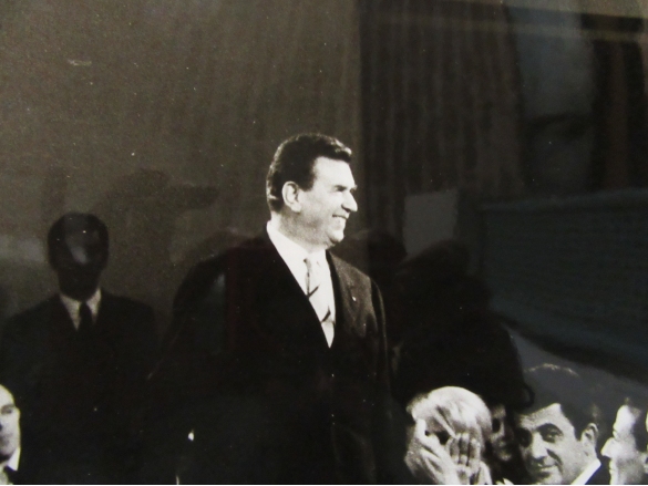 Teatro Nuovo Salsomaggiore Terme: Anni '60 del Novecento - Gino Cervi, saluta il pubblico in platea. Seduto in platea si intravede il regista Nanni Loy.