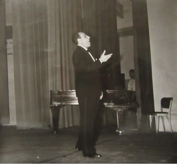 Teatro Nuovo Salsomaggiore Terme: Anni '60 del Novecento -Il cantante Puma sul palco del Teatro Nuovo di Salsomaggiore