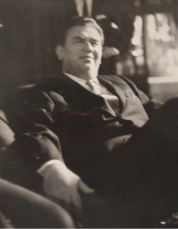 Collezione Biblioteca Comunale G.D. Romagnosi : Anni '60 del Novencento - L'attore Gino Cervi seduto nel Salone Moresco