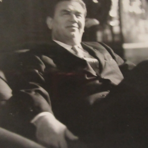 Collezione Biblioteca Comunale G.D. Romagnosi : Anni '60 del Novencento - L'attore Gino Cervi seduto nel Salone Moresco