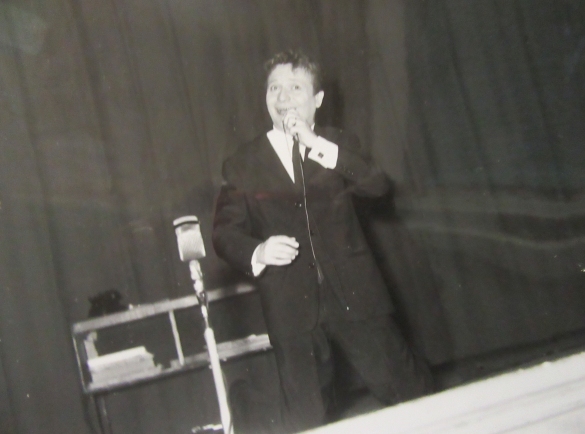 Teatro Nuovo Salsomaggiore Terme: Anni '60 del Novecento - L'imitatore Alighiero Noschese sul palco del Teatro Nuovo 